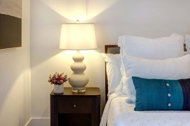 Building Photo - 306 E Victory Dr