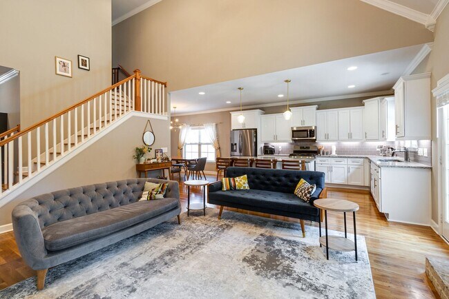 Building Photo - 4 Bedroom, 3 Bath Home w/ Backyard and 2 Car Garage