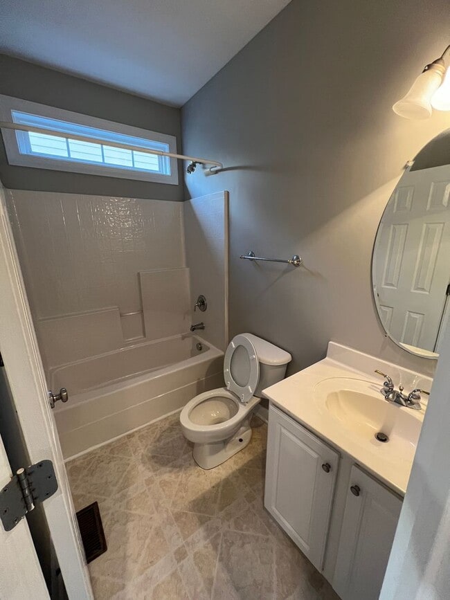 Building Photo - Beautiful 5 bedroom Executive Home In Wakefield