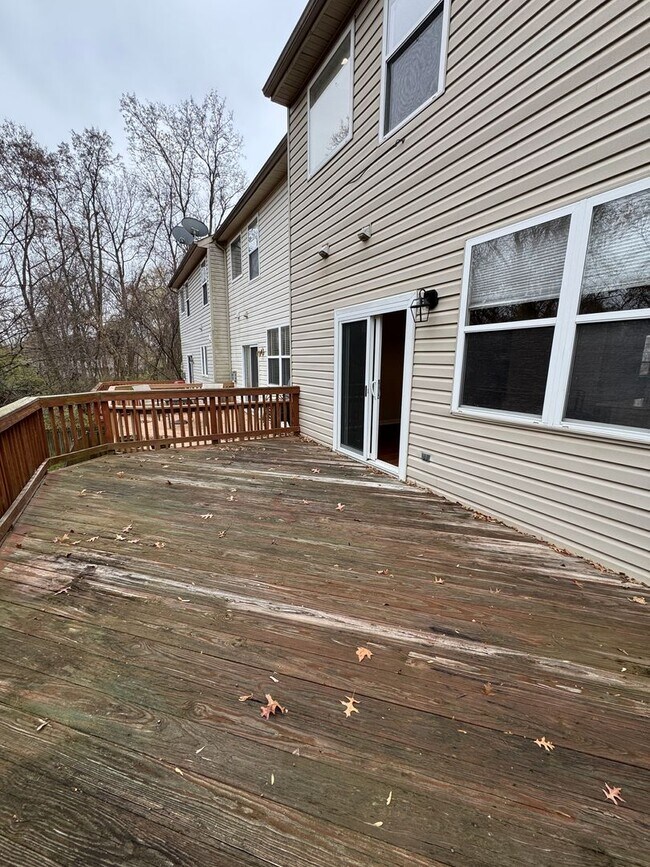 Building Photo - Updated Three Bedroom Home W/Full Sized Kitchen, Parking, Back Deck, & 2,640 Square Feet!