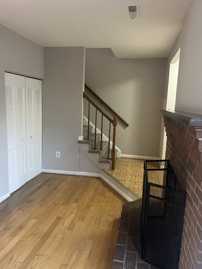 Building Photo - Charming End-Unit Townhome for Rent - 2 Be...