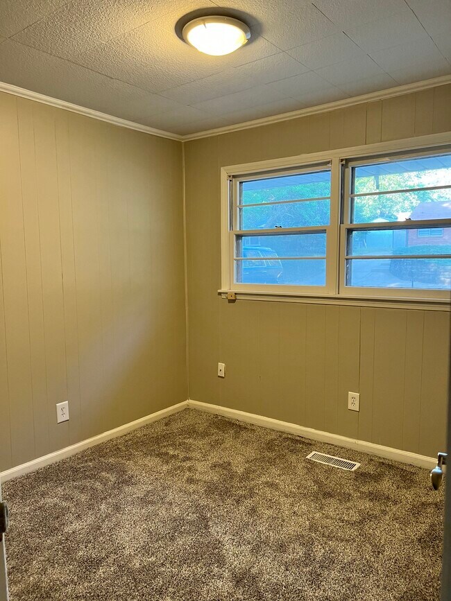 Building Photo - 1533 Hartford Rd