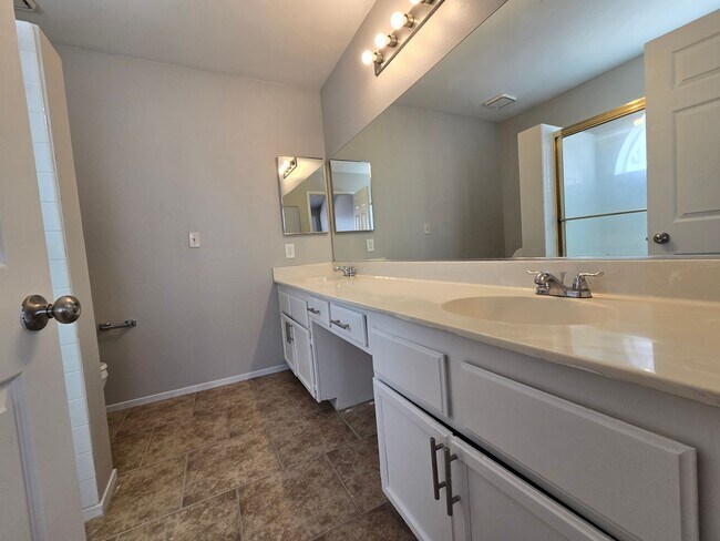 Building Photo - 2252 Welsey Manor Dr