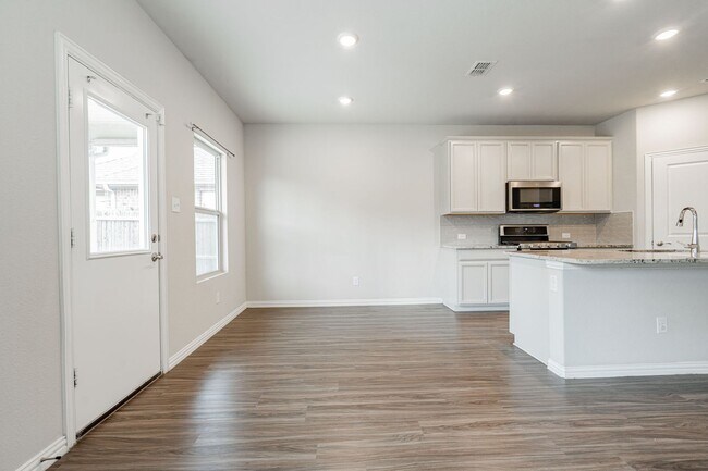 Building Photo - Spacious 3-bedroom, 2.5-bathroom home with...