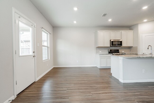 Building Photo - Stunning 3-bedroom, 2.5-bathroom with office.