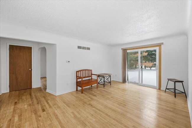 Building Photo - 6891 Somerset Dr