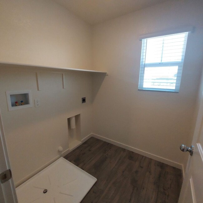 Building Photo - Newer 4 Bedroom, 2.5 bath home in West Roseville/DR Horton Built!