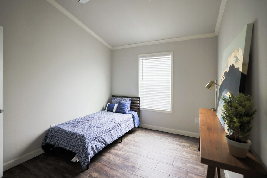 Guest bedroom - 813 Toluca