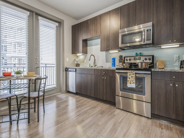 Building Photo - 1915 Canterbury St