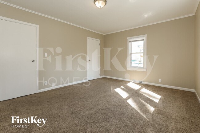 Building Photo - 14 E Willow Dr