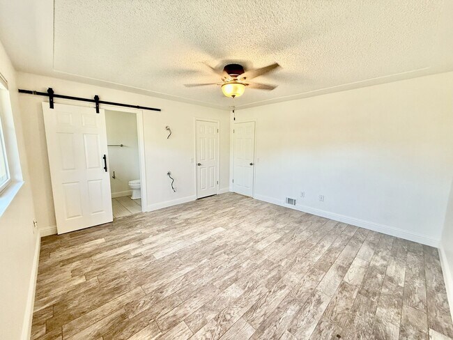 Building Photo - 890 Athan Ave