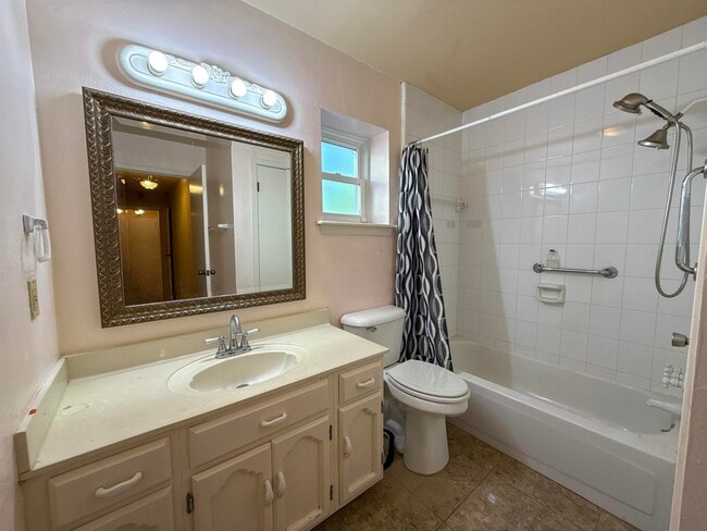 Building Photo - 405 Westmont Dr