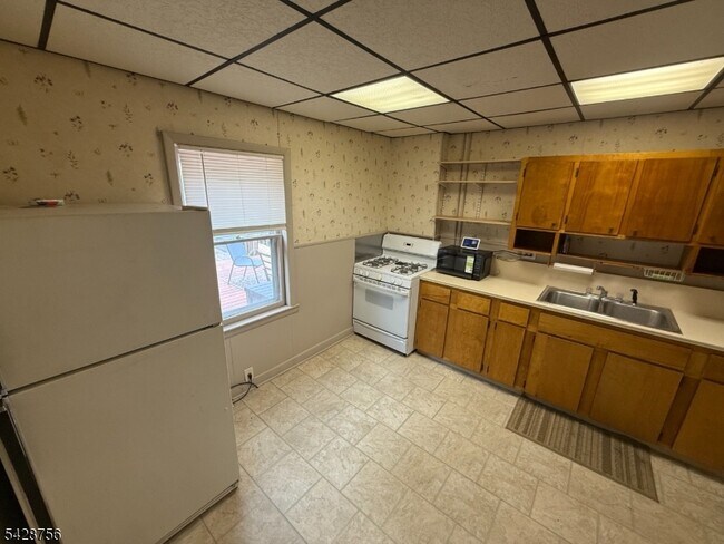 Building Photo - 23 E Hanover Ave