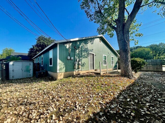 Building Photo - 903-903 Allen St