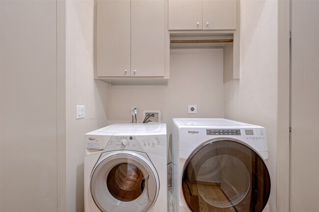 Building Photo - 5315 Lillian St