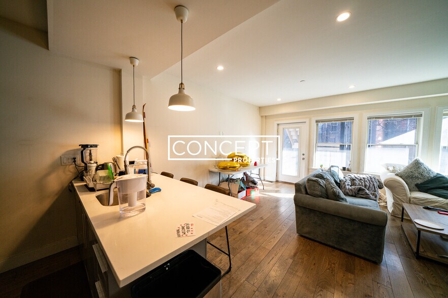 Building Photo - 988 Tremont St