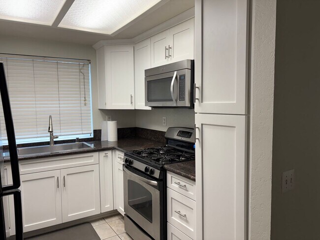 Building Photo - 2 Bedroom 2 Bath Condo Now Available - Att...