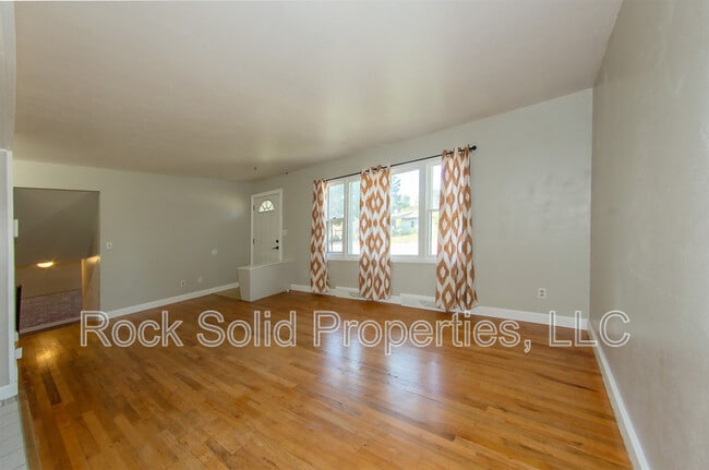Building Photo - 4507 E 10th St