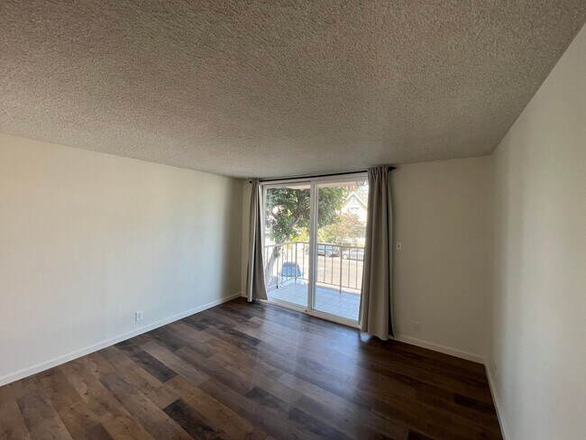 Building Photo - 2 Bedroom 2 Bath Spacious Condo For Rent in Long Beach Comes with Assigned Garage Space - Marketi...