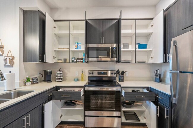 Building Photo - 711 W Broadway Rd