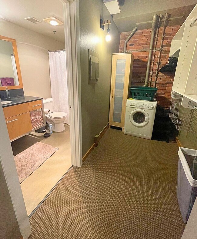 Building Photo - Beautiful Furnished Downtown Loft Coming available May 1st!