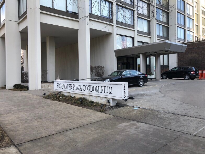 Building Entrance Circle Drive - 5455 N Sheridan Rd