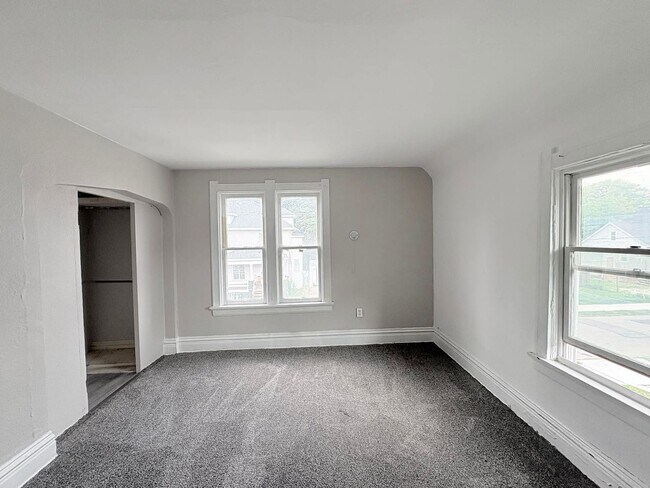 Building Photo - 42 Garfield Pl