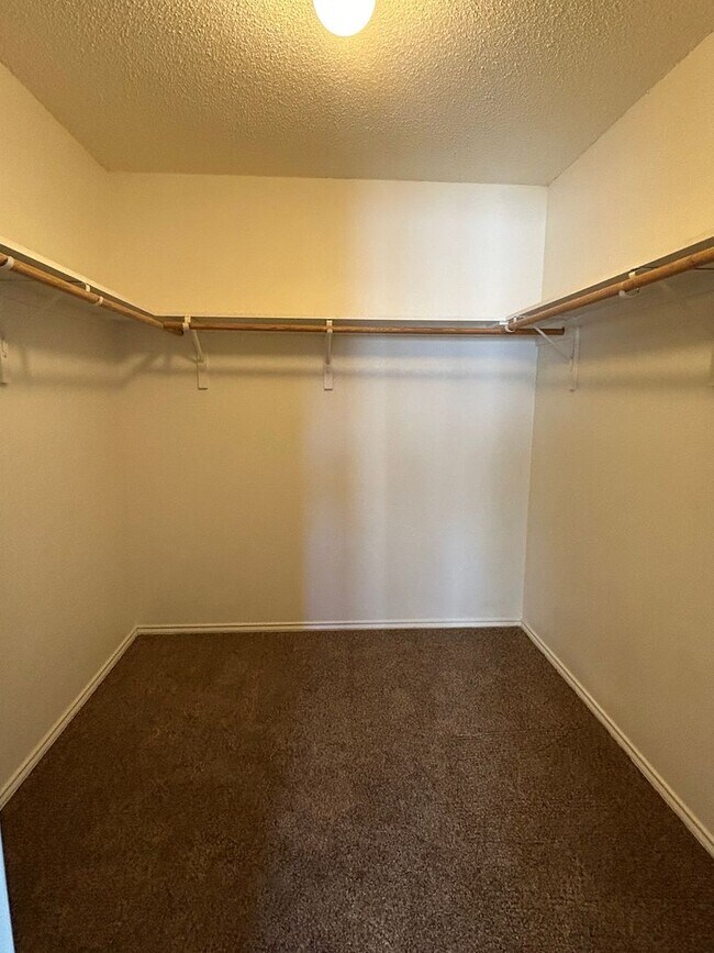 Building Photo - Beautiful Home in Plantation Oaks