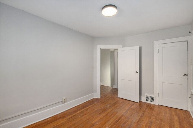 Building Photo - 2 Story 3 Bed 2 Bath, Off Street Parking!