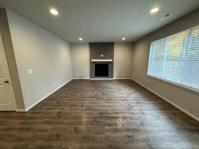 Building Photo - 5 Bedroom Camas Home, Spacious, Fenced Backyard