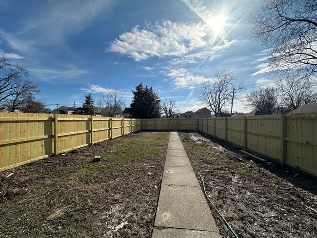 Building Photo - NEWLY RENOVATED 3BR/1BA HOME IN NEW ALBANY!