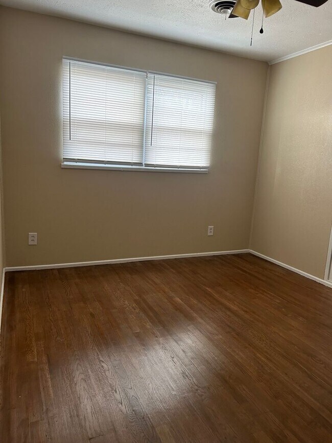 Building Photo - Super cute, Southlawn cutie!