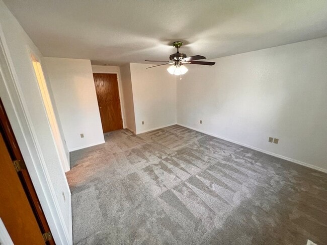 Building Photo - 3Bed 2Bath Single Level Avail. April 7th Move-In