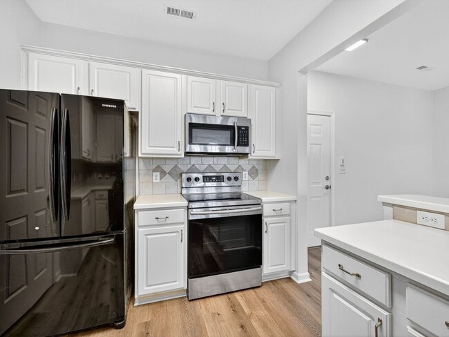 Building Photo - Beautiful 2 BR 2 BA condo in the heart of ...