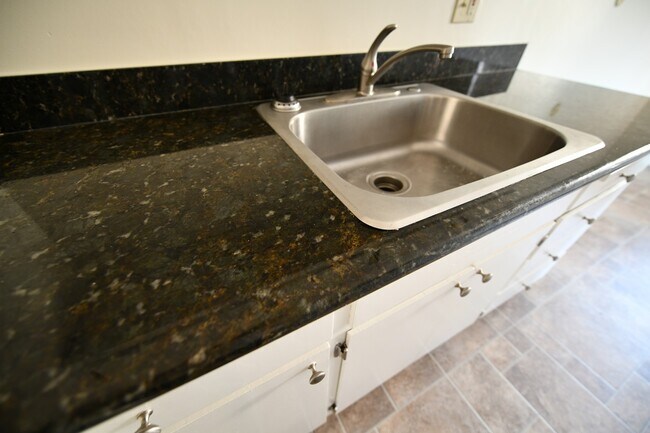 Building Photo - 524 E 17th St