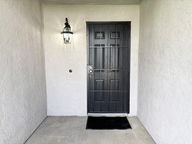 Building Photo - 3571 Lake Crest Dr