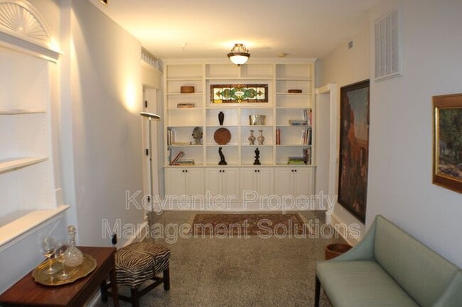 Building Photo - 100 W Village Dr