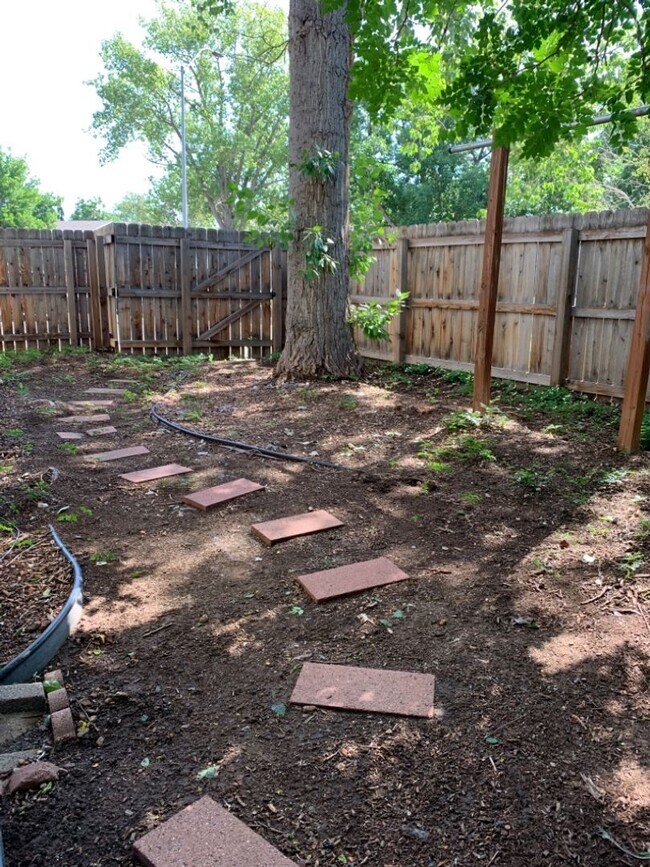 Building Photo - 1925 Ross Ct