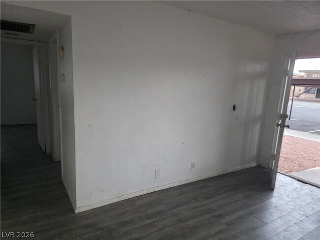 Building Photo - 595 S Royal Crest Cir