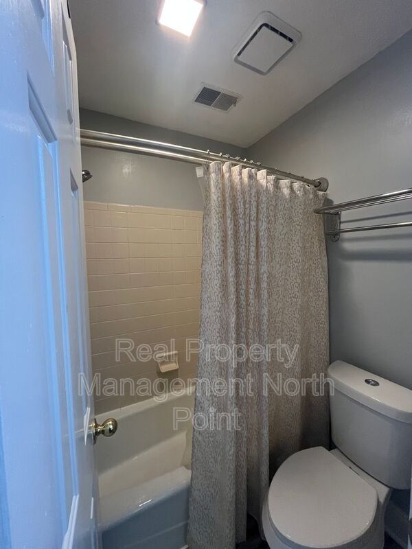 Building Photo - 5127 Village Green Way