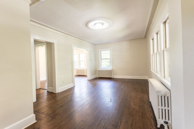 Building Photo - Spacious 3-bedroom, 2-bathroom (Full House...