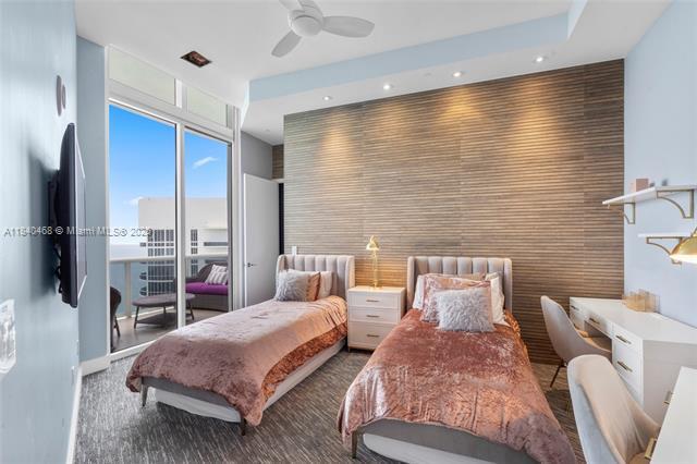 Building Photo - 16001 Collins Ave