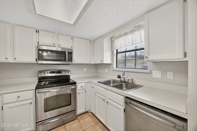 Building Photo - 3945 Oak St