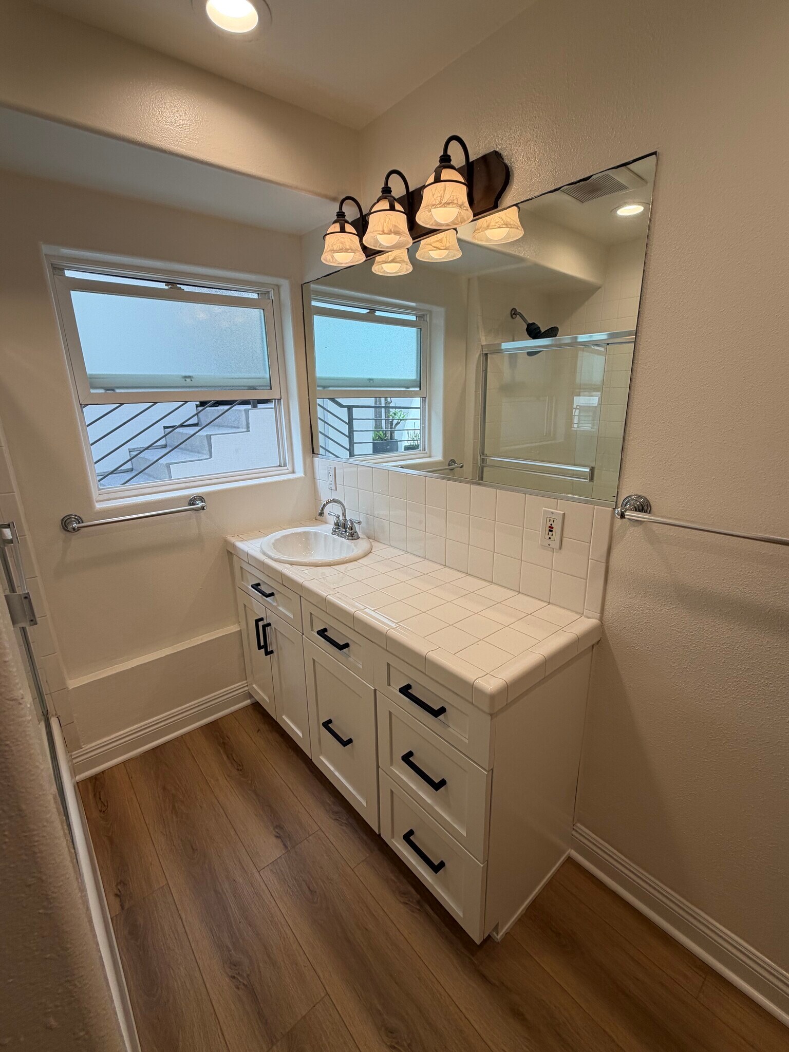 Building Photo - 3111 Bayview Dr