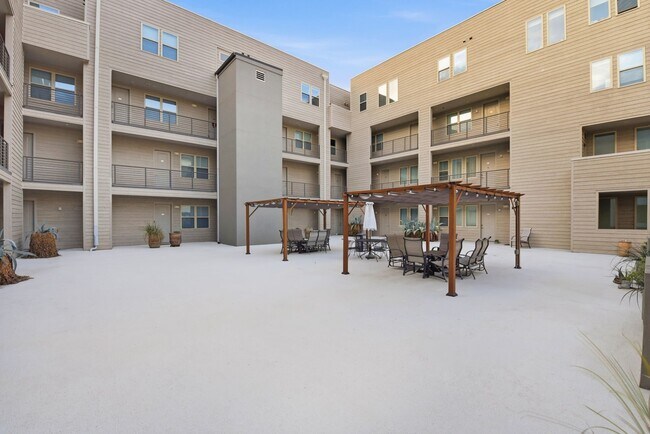 Building Photo - 4819 Caroline St