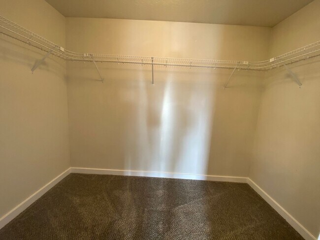 Building Photo - Beautiful 4-bedroom 2.5 bath home located ...
