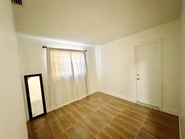 Building Photo - 704 NW 3rd Ave