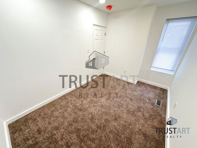 Building Photo - 5013 Parrish St