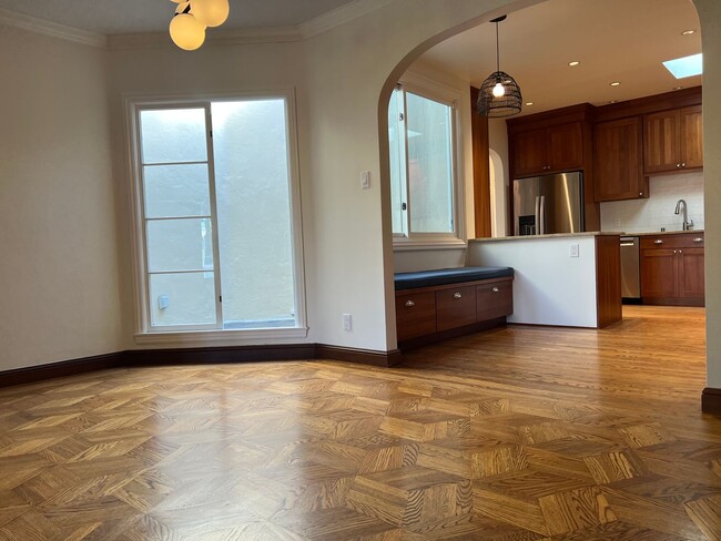 Building Photo - SPACIOUS PARKSIDE SINGLE-FAMILY HOME WITH ENCLOSED PATIO — AVAILABLE NOW!