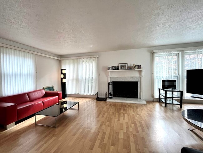 Building Photo - 22 River Bend Cir